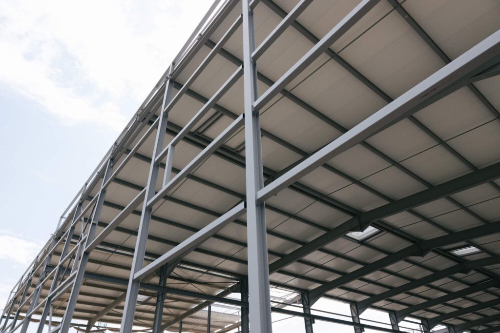 Charpente métallique couverture en panneaux sandwich 