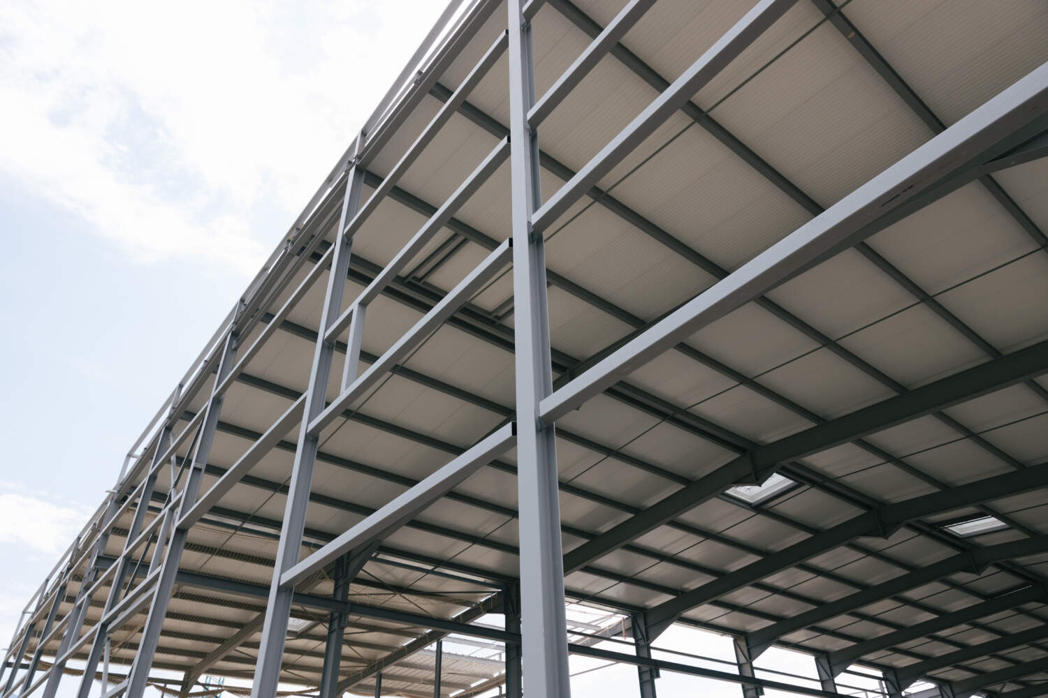 Charpente métallique couverture en panneaux sandwich