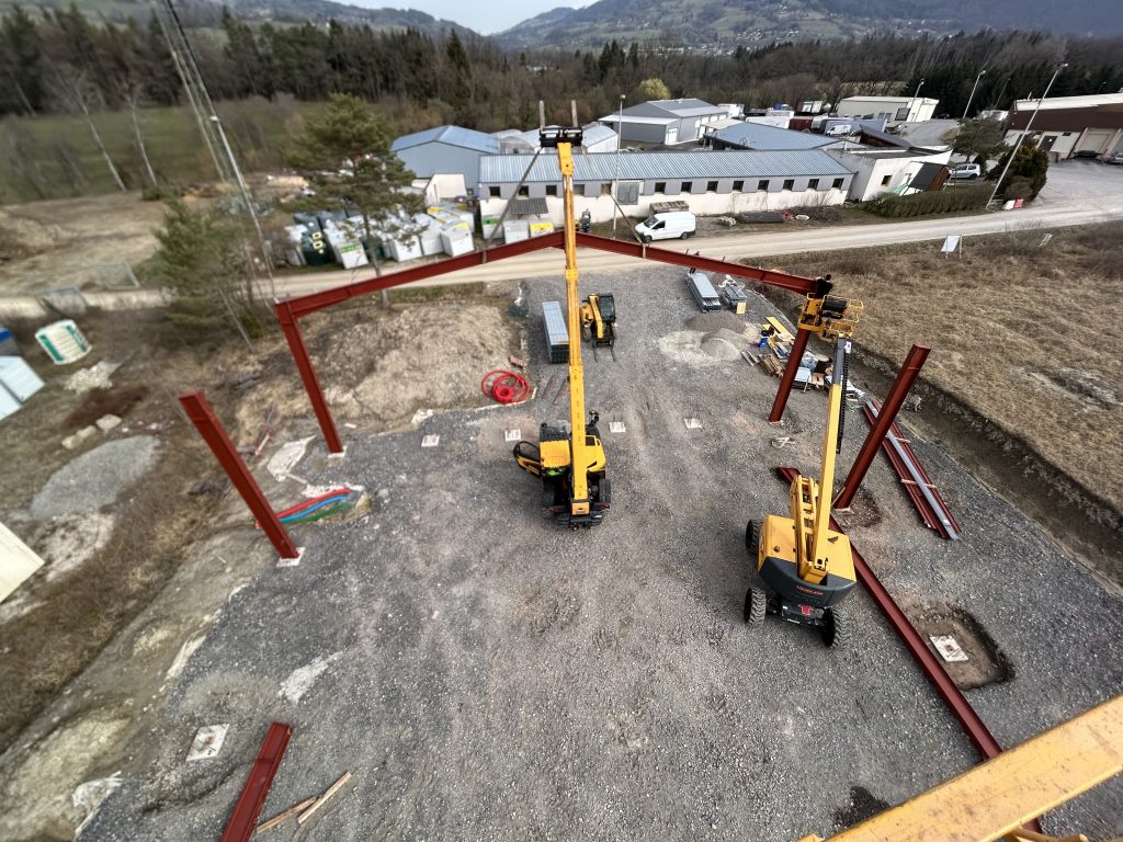 Montage de bâtiment en charpente métallique bi pente