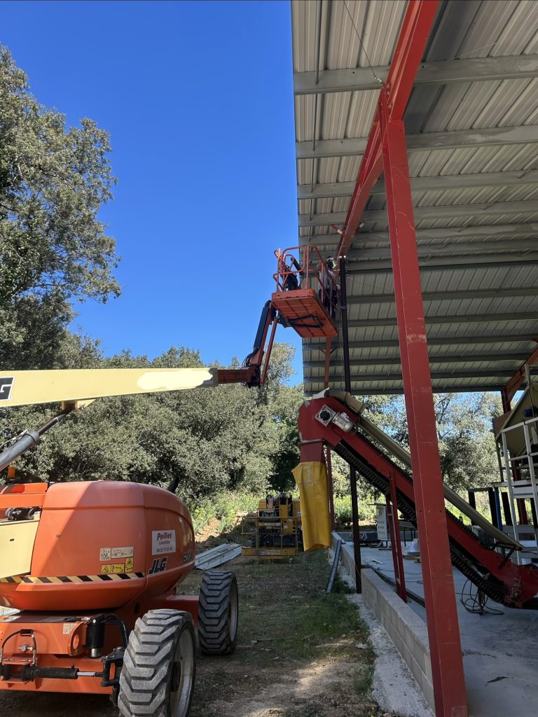 Pose de bardage en tôle bac acier sur batiment agricole existant