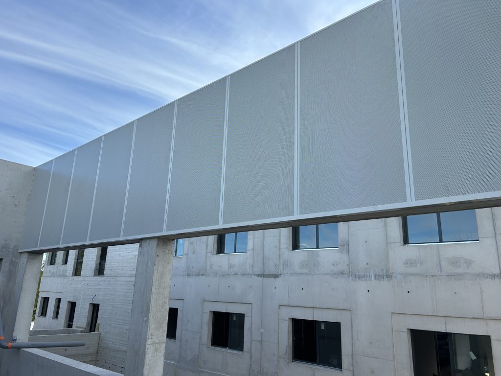 Pose de panneaux sandwich acoustique